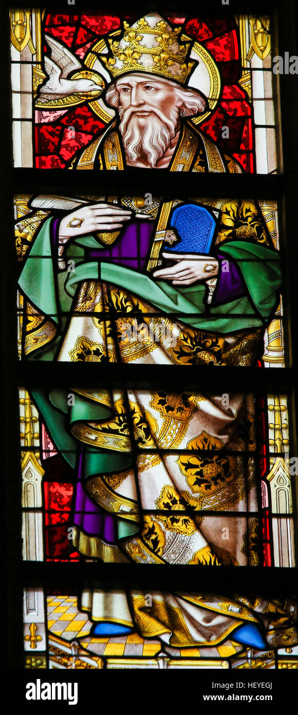 Vetrata raffigurante Papa san Gregorio I Gregorius (I), comunemente noto come San Gregorio Magno, nella Cattedrale di Saint Bavo a Gand, Foto Stock
