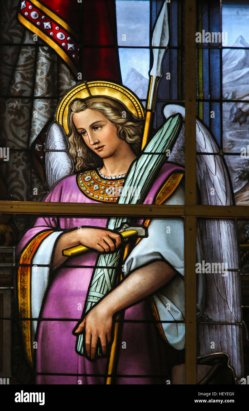 Il vetro macchiato in la chiesa di San Nicola, Gand, Belgio, raffigurante una Allegoria della sofferenza di Gesù, un angelo tenendo l'Arma Christi o Inst Foto Stock
