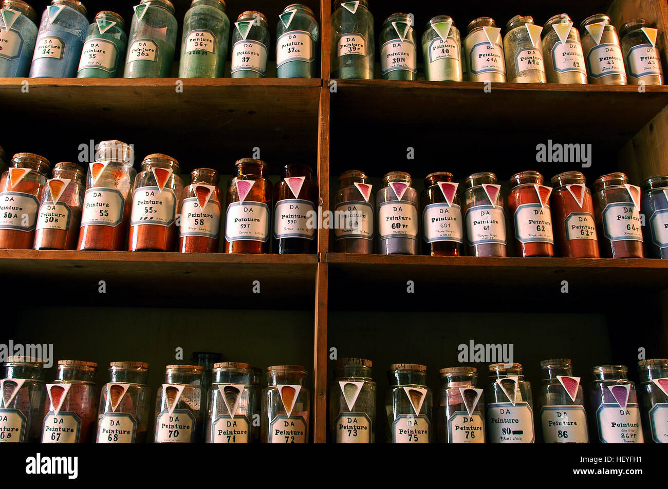 Cabinet di pigmenti, officina di produzione di porcellana di Sevres, Francia Foto Stock