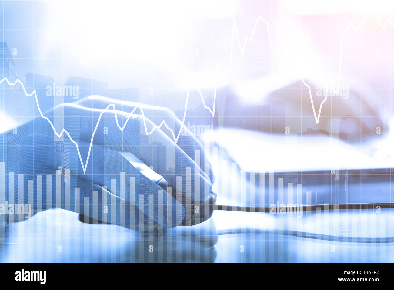 La doppia esposizione di imprenditore mano che tiene il mouse del computer con la tastiera portatile in background, paesaggio urbano con edifici finanziari e degli investimenti Foto Stock