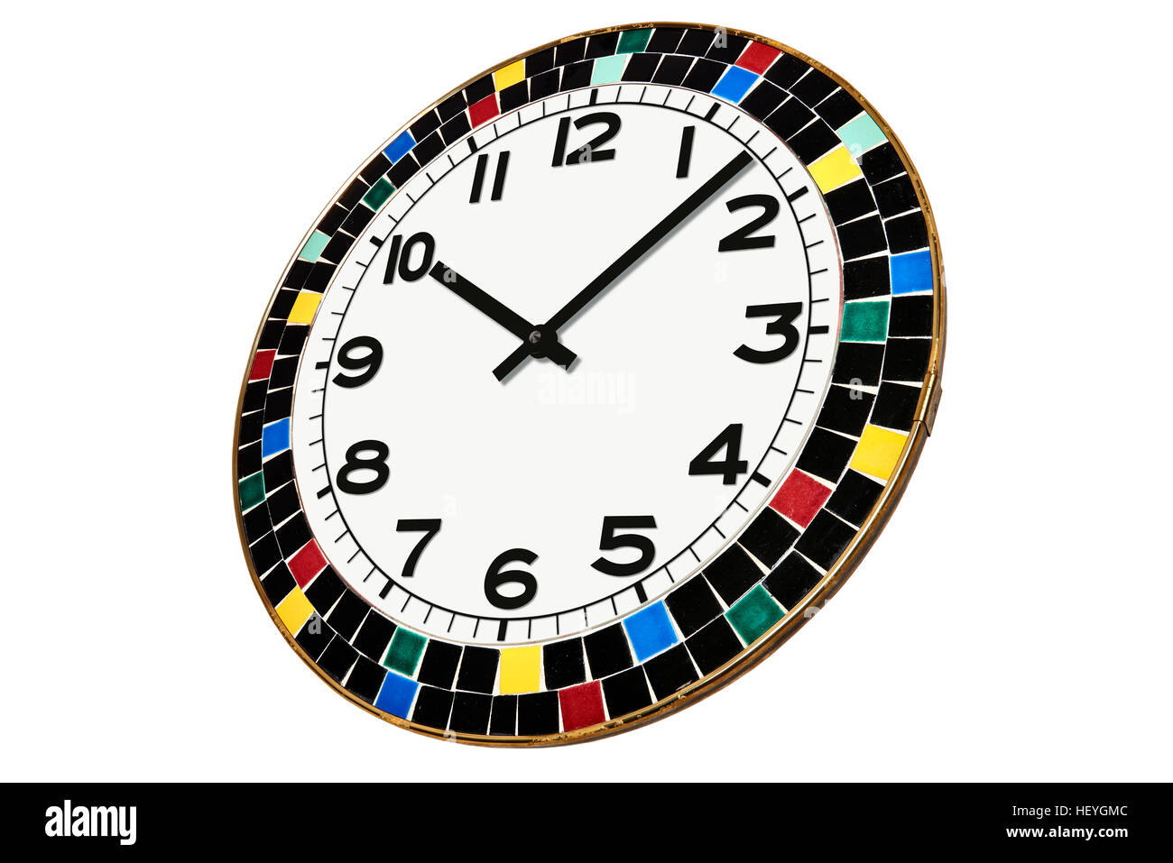 Un orologio circolare circondato da pezzi di ceramica dal Marocco. vista in prospettiva. Foto Stock