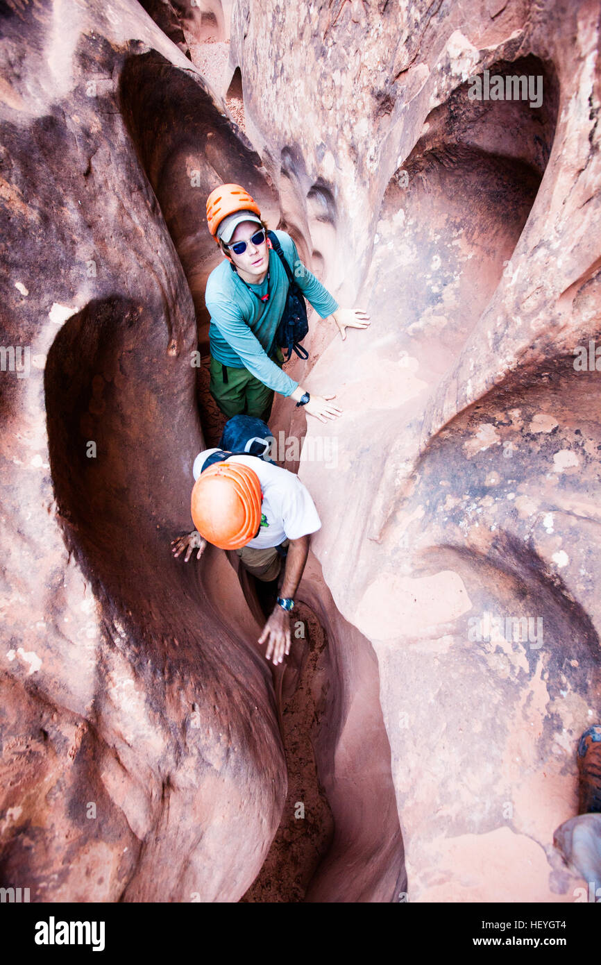 Due giovani uomini che viaggiano attraverso l'Egitto 3 Slot Canyon nel Escalante Canyon area, Utah Foto Stock