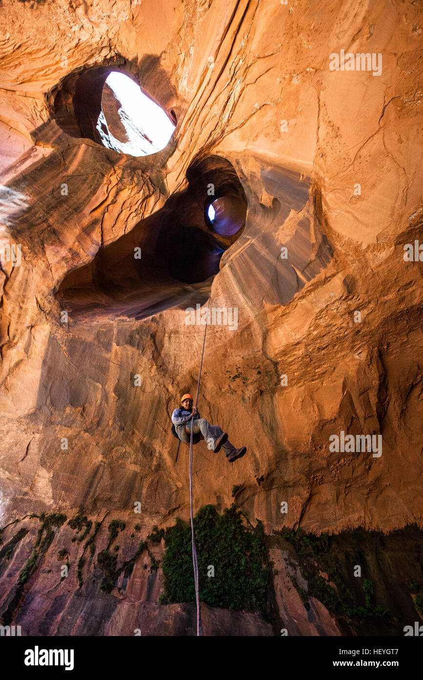 Rappelling nella cattedrale di dorata, Escalante regione, Utah Foto Stock