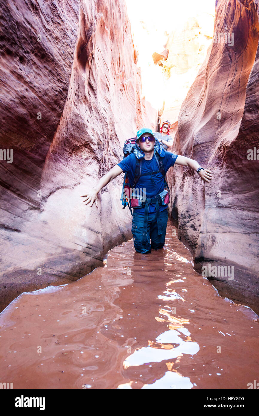 Un giovane uomo esplorare Ringtail Canyon, Escalante regione, Utah Foto Stock
