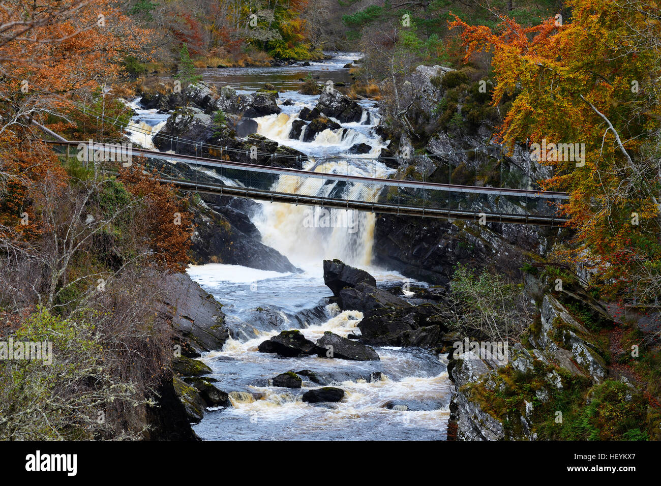 Rogie cade una serie di cascate di acqua nera nel fiume Ross-shire nelle Highlands della Scozia Foto Stock