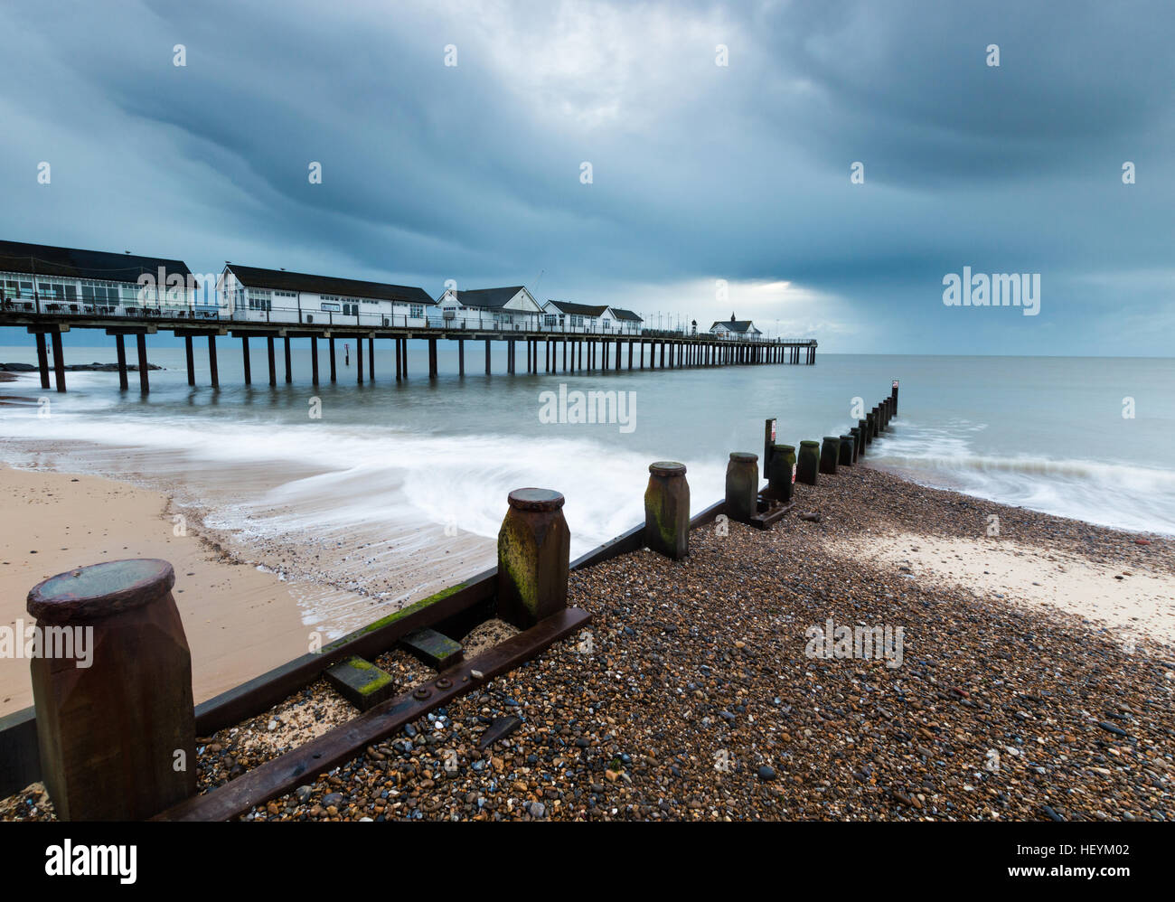 Il Molo Southwold all alba di un mattino nuvoloso Foto Stock