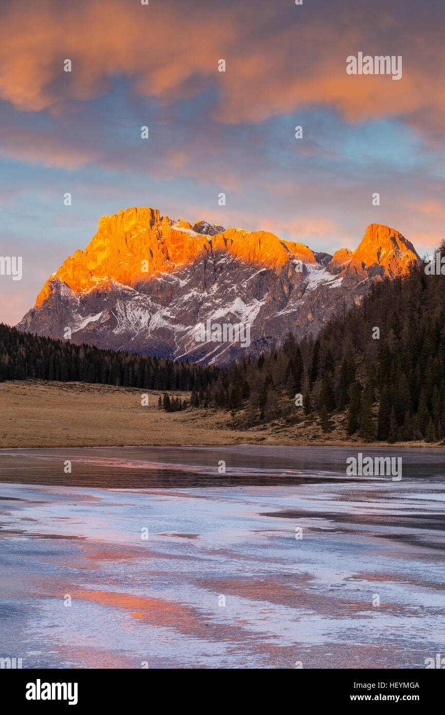 Alpenglow al tramonto sul Cimon della Pala di montagna, le Pale di San Martino del massiccio. Calaita lago ghiacciato. Il Trentino Dolomiti. Alpi italiane. L'Europa. Foto Stock