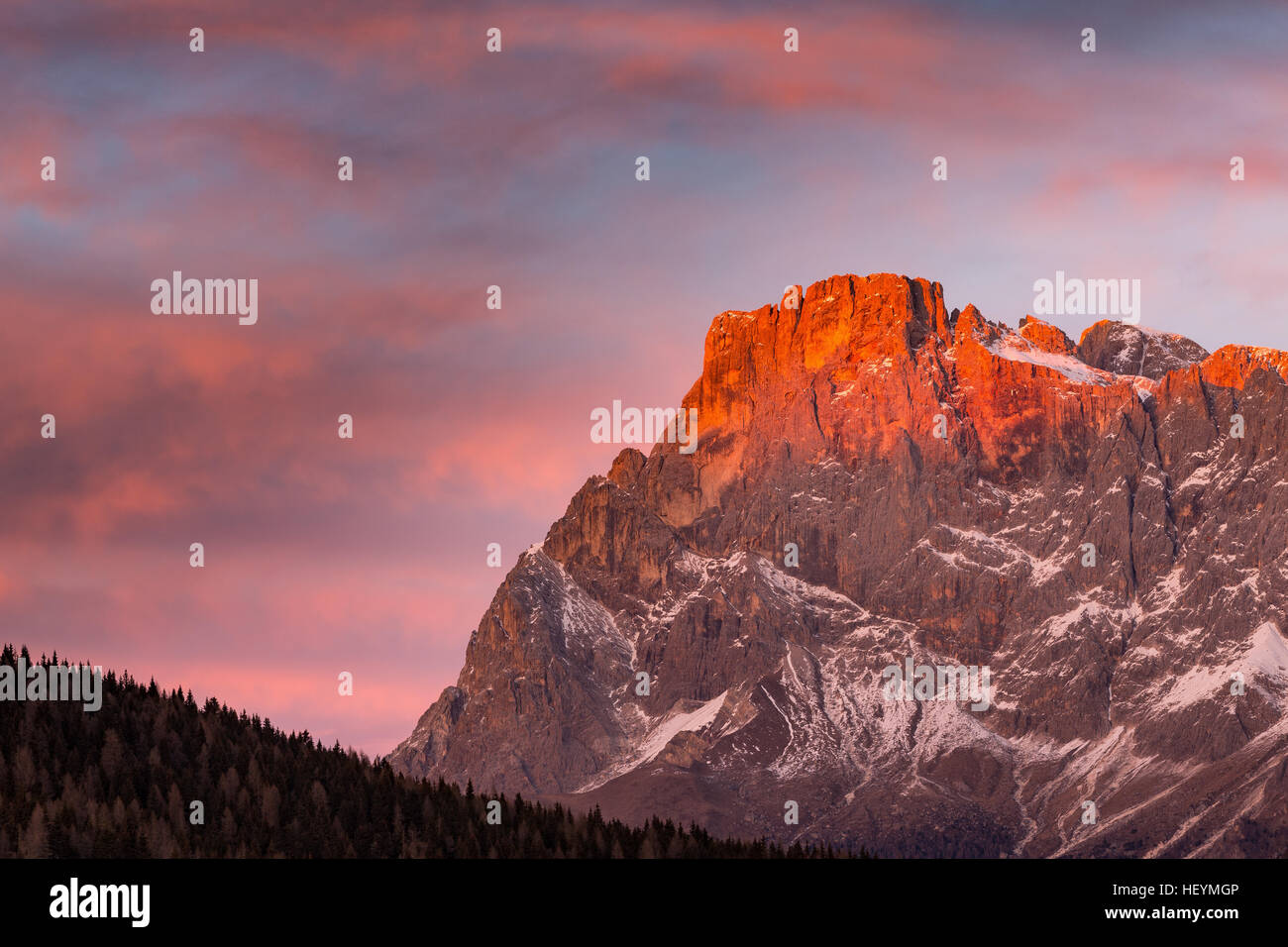 Alpenglow al tramonto sul Cimon della Pala montagna. Le Pale di San Martino del massiccio. Il Trentino Dolomiti. Alpi italiane. L'Europa. Foto Stock