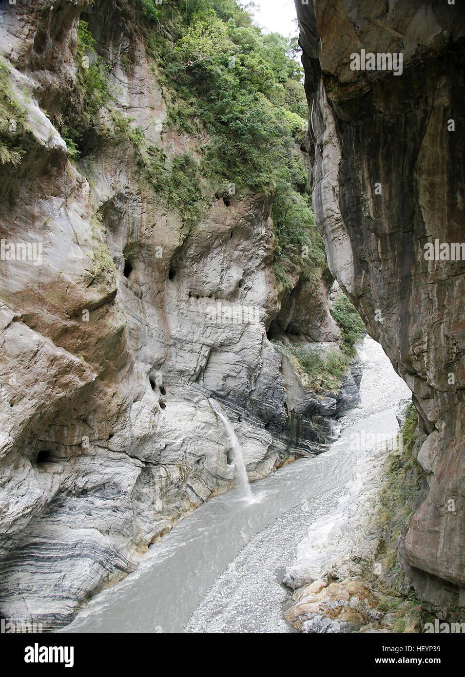 Molla del dump di acqua nel fiume accoccolato tra due scogliere Foto Stock