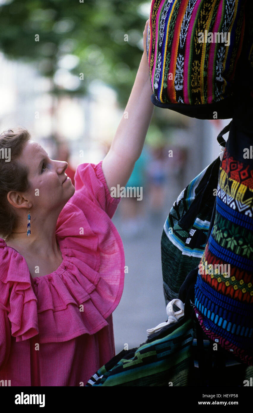 Donna lungo la 'Ave' University District shopping presso i venditori all'aperto Seattle Washington state USA Foto Stock