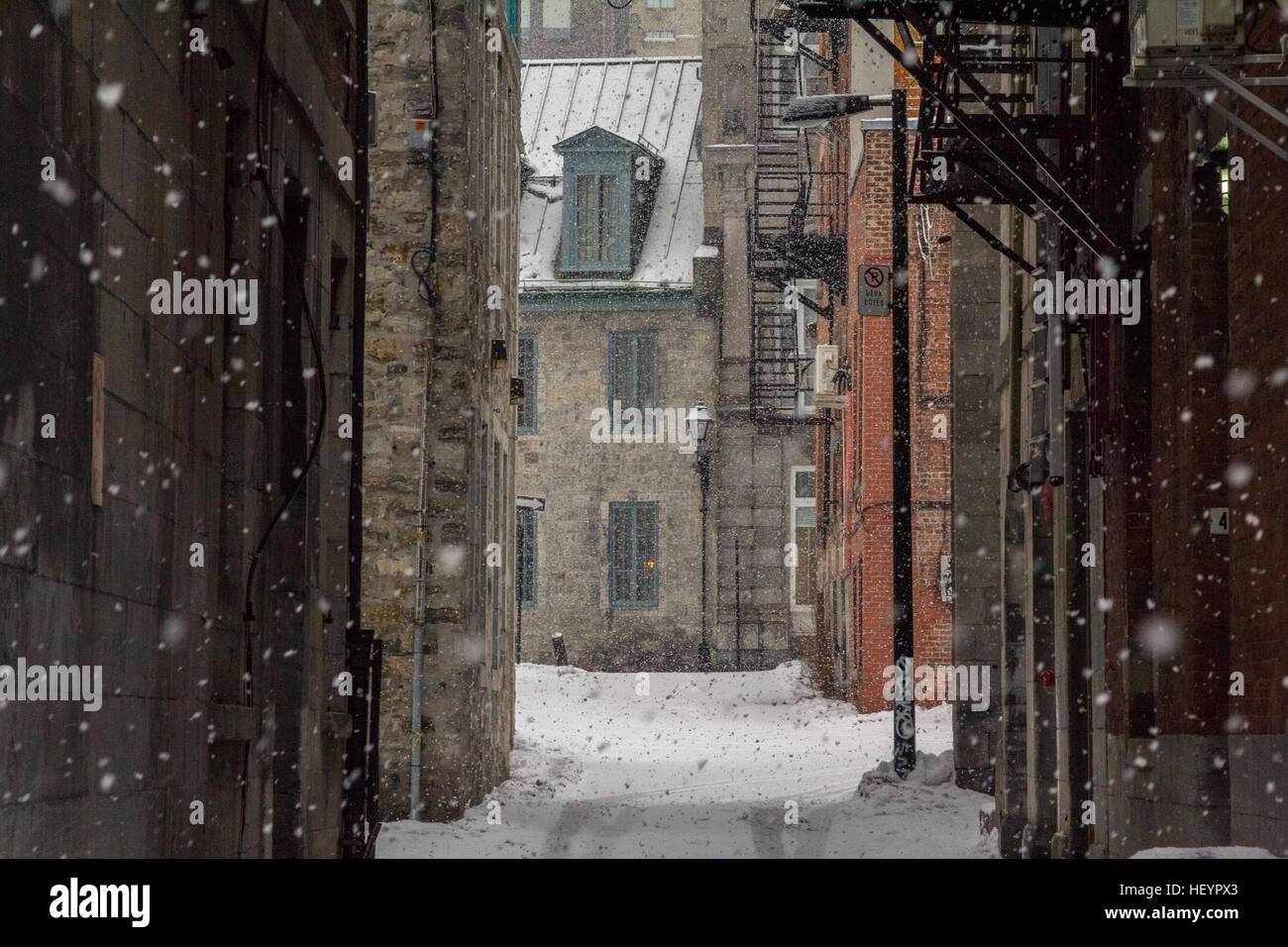 Dead-end in Old-Montreal in inverno sotto la neve Foto Stock