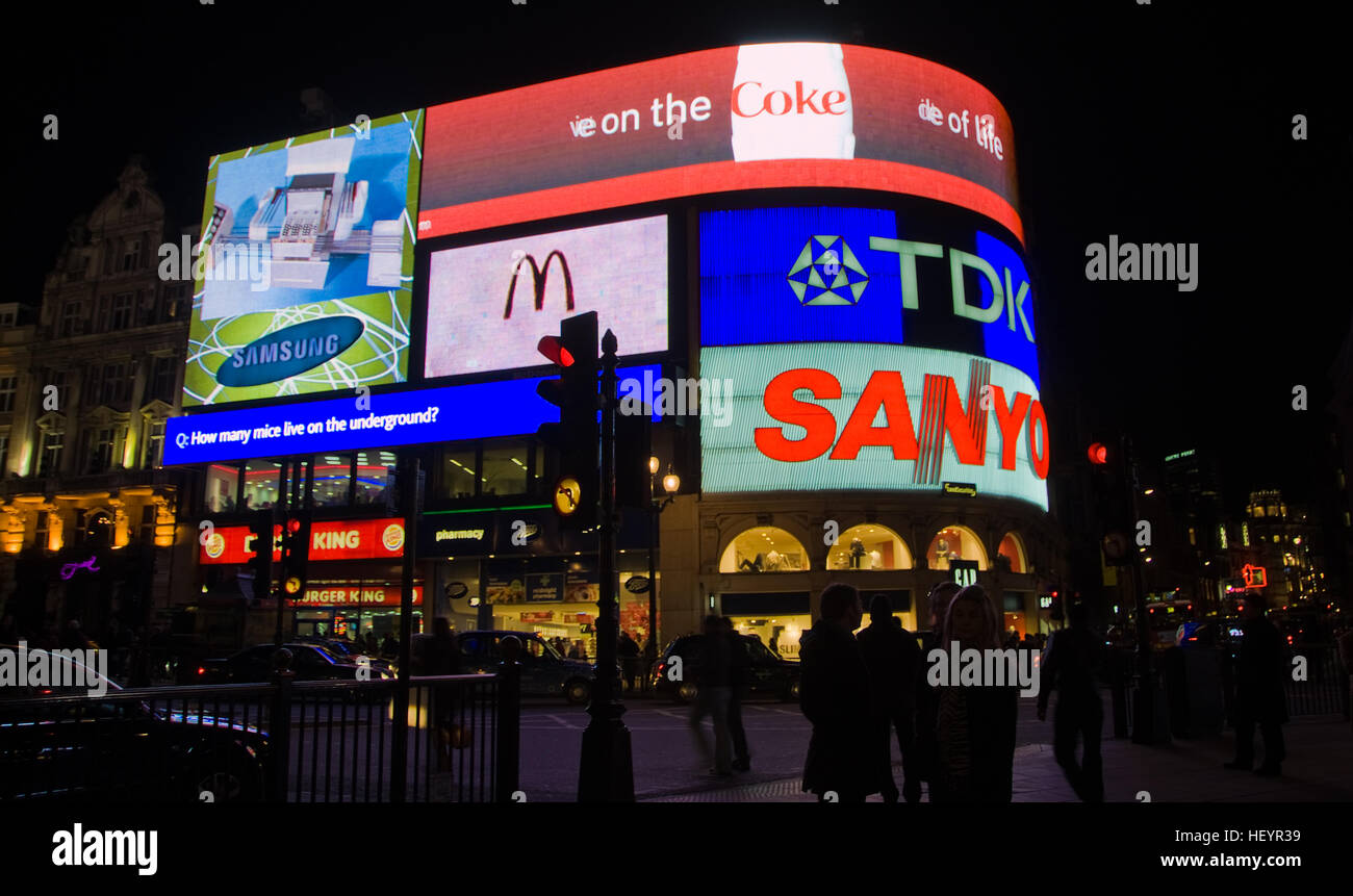 Piccadilly Circus di notte, Londra, Inghilterra, Regno Unito Foto Stock