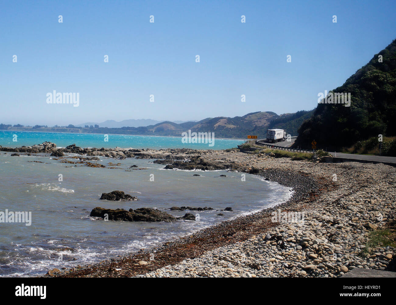 Strada costiera lungo l'Oceano Pacifico fra Picton e Christchurch in Nuova Zelanda. Vista da un bus. Foto Stock