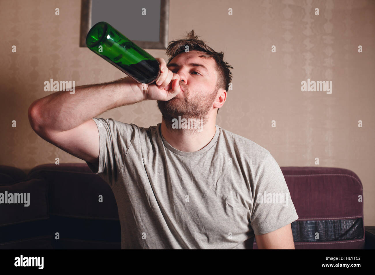 I postumi della sbornia dopo hard bere. Foto Stock