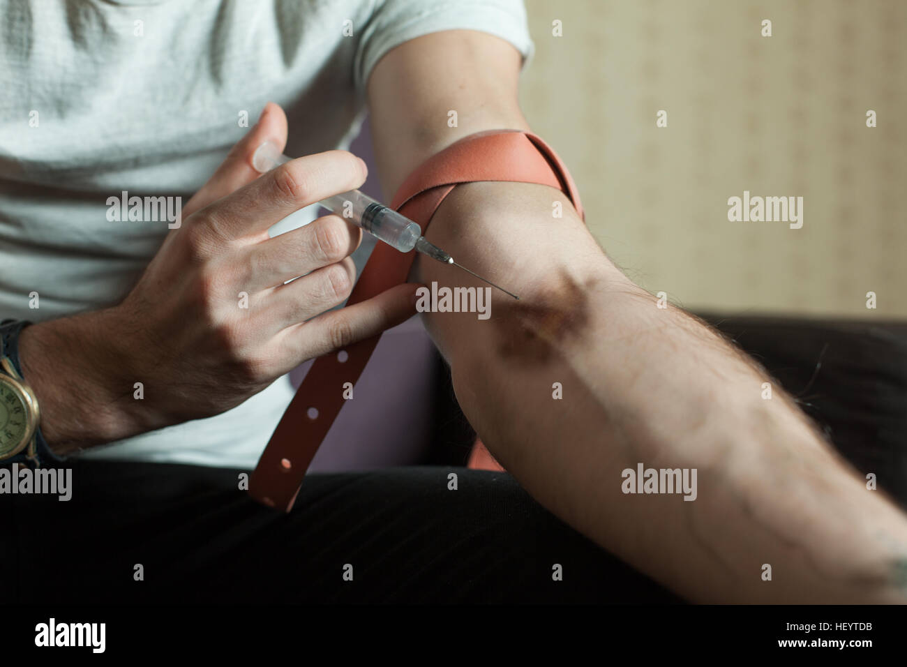 Grug addict effettuare l'iniezione di cocaina crack Foto Stock