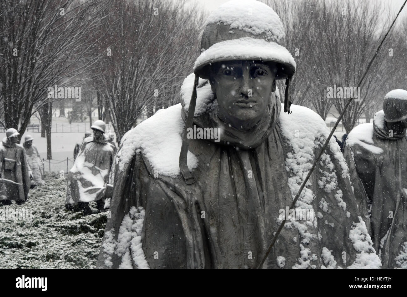 La vita come la statua di un soldato è coperto di neve presso il memoriale dei veterani di guerra coreana, a Washington DC. Foto Stock