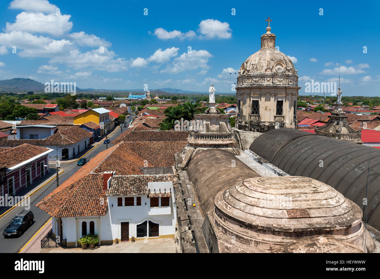 Vista della città Coloniale di Granada in Nicaragua, America Centrale, dal tetto di La Merced chiesa (Iglesia de la Merced) Foto Stock
