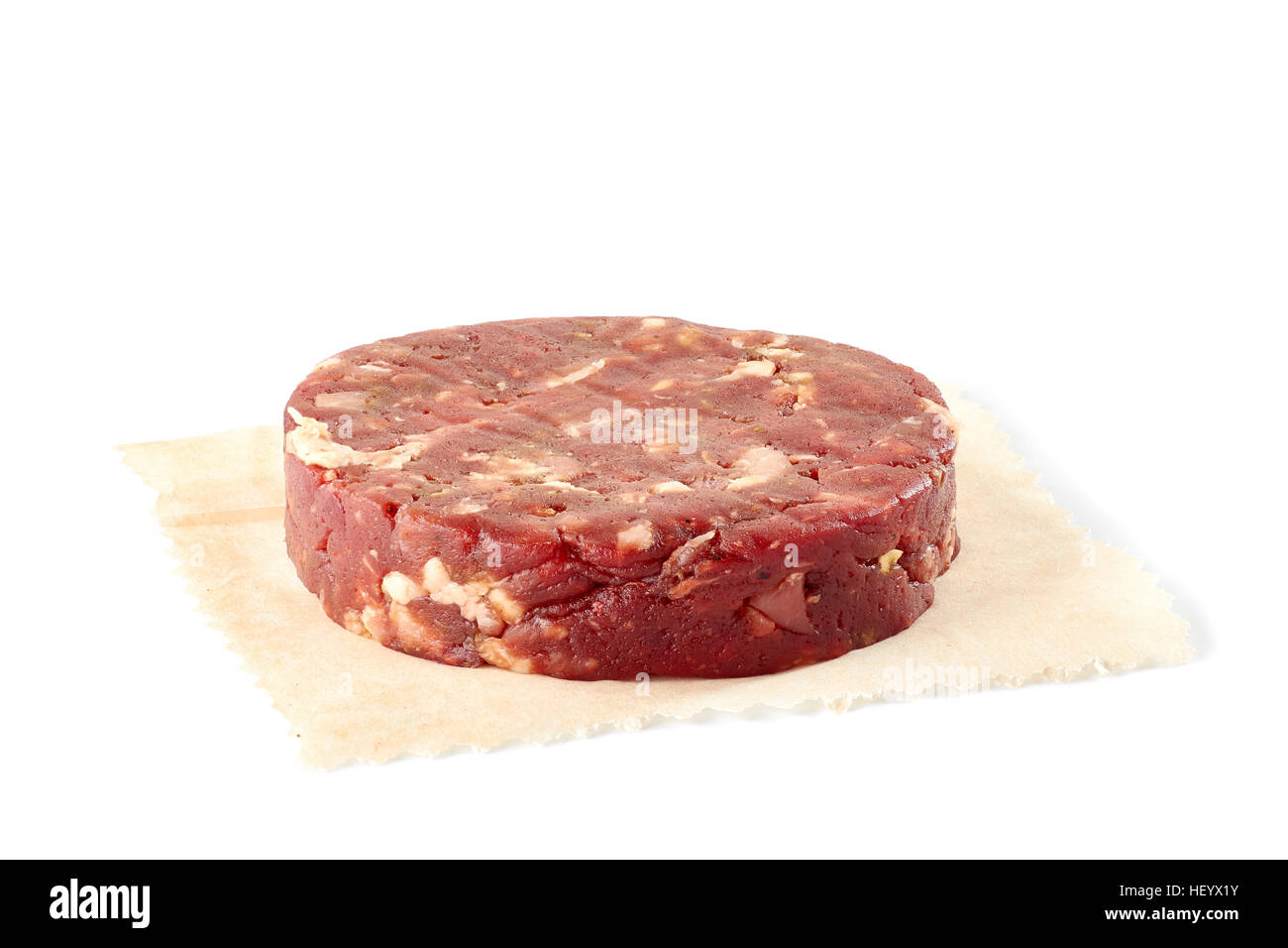 Carne di manzo crudo burger patty su bianco Foto Stock