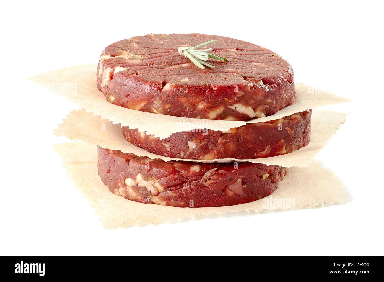 Pila di manzo crudo gli hamburger su bianco Foto Stock