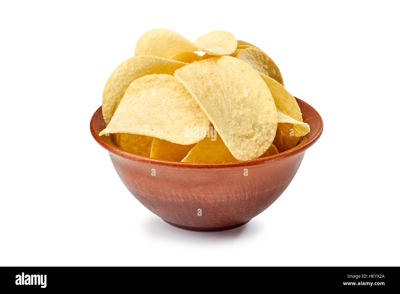 Potato Chips nel recipiente di ceramica su bianco Foto Stock