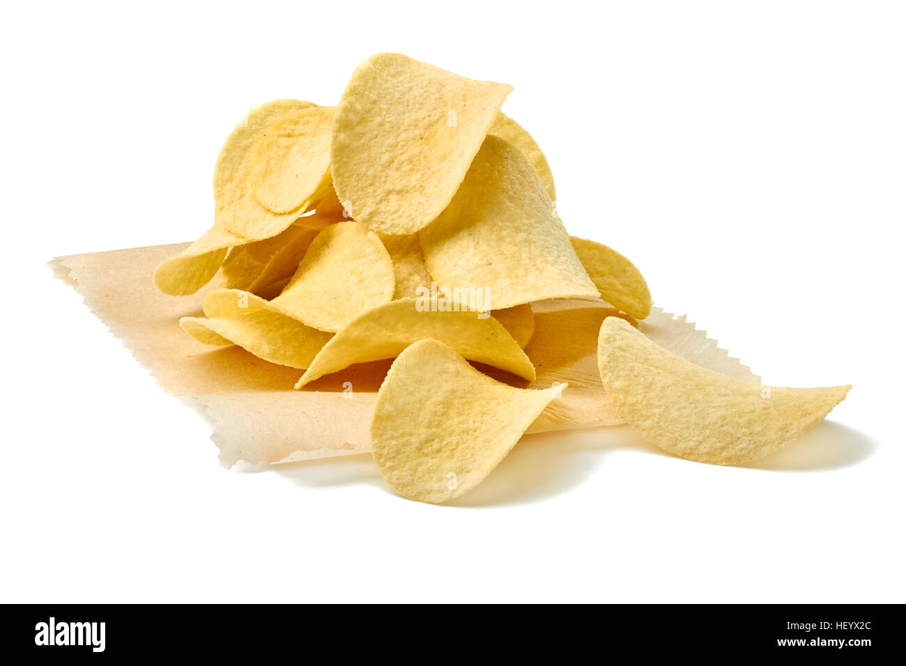 Cumulo di patatine sulla carta craft su bianco Foto Stock