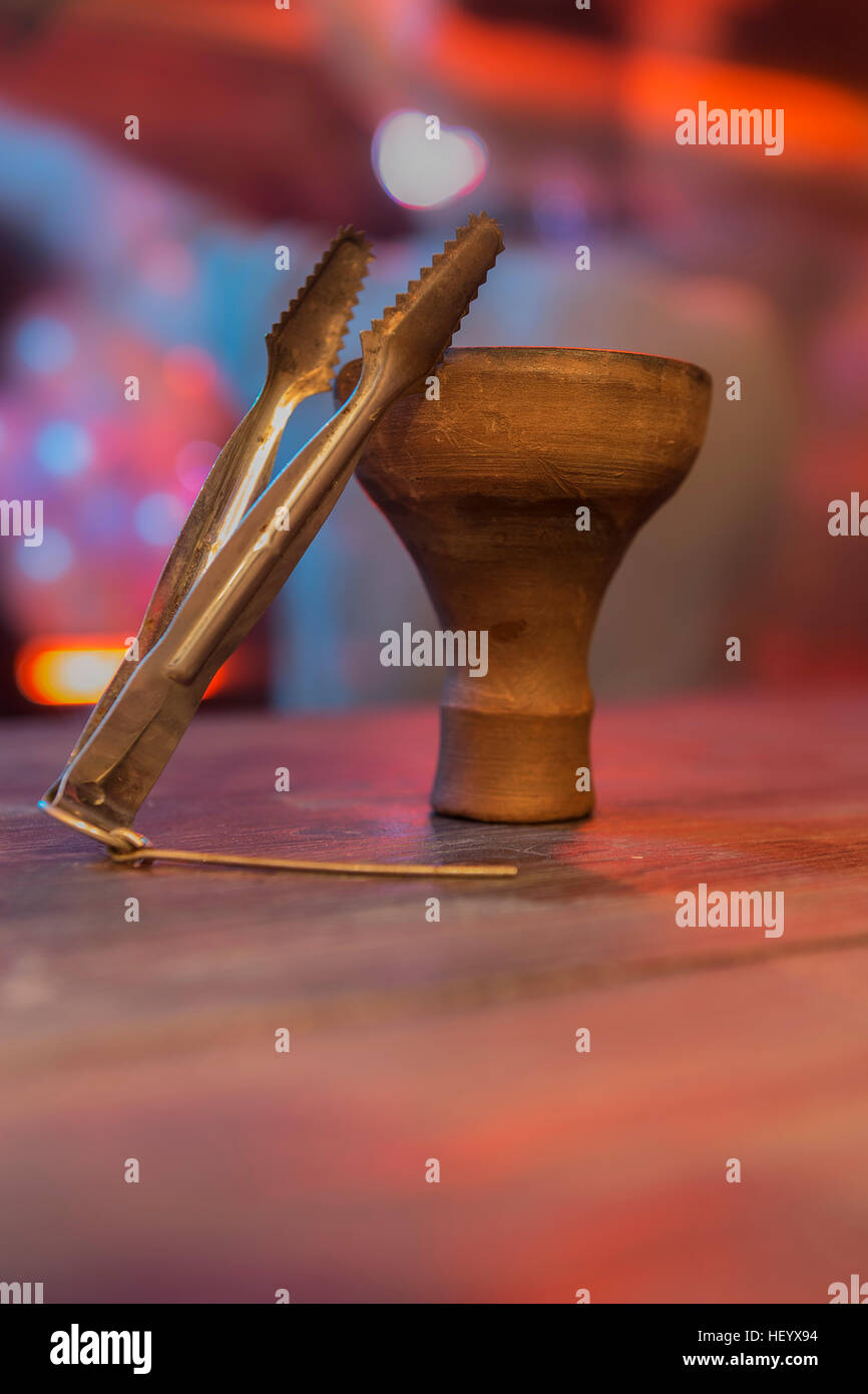 Tazza per narghilè e pinze per il carbone. Foto Stock