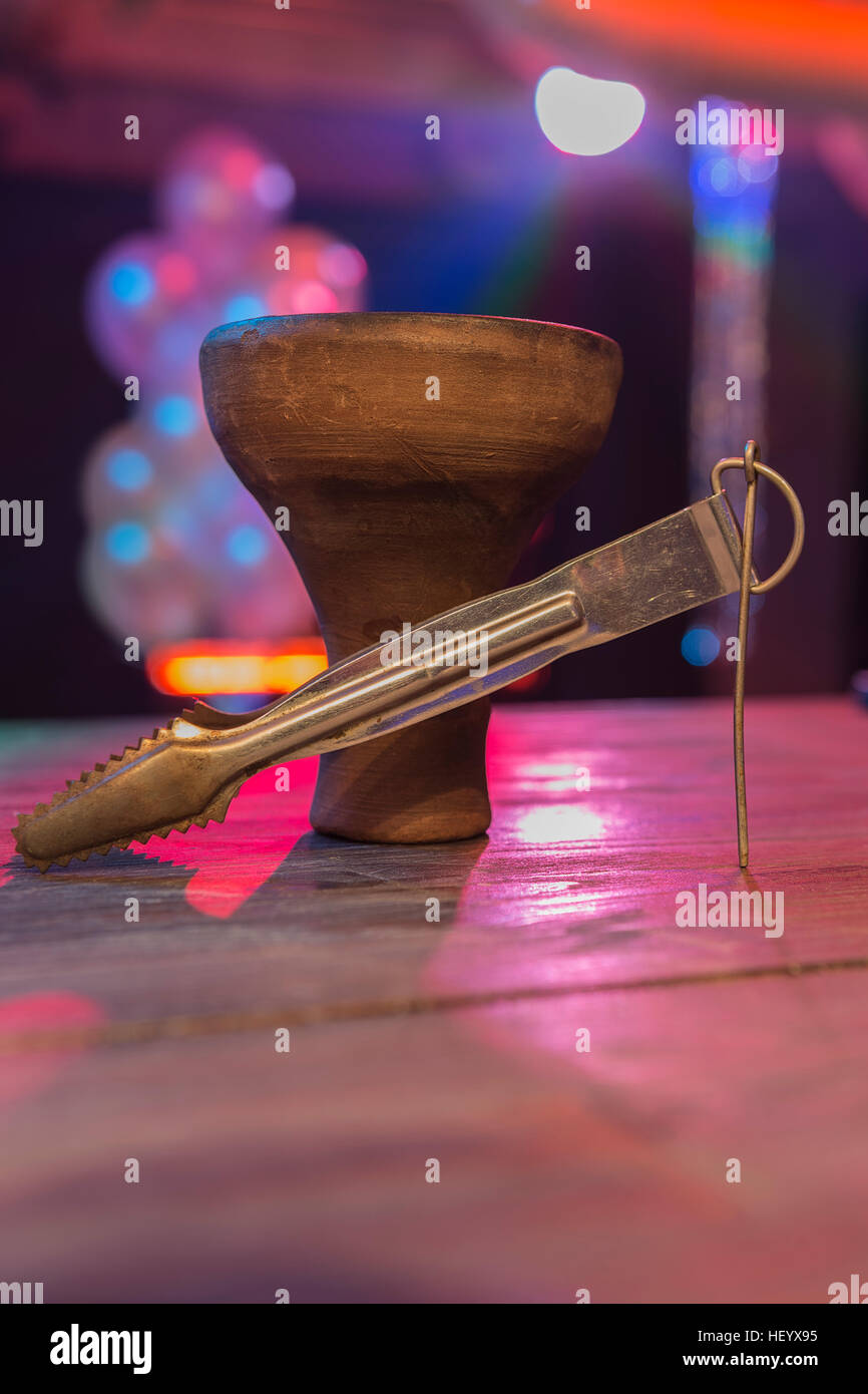 Tazza per narghilè e pinze per il carbone. Foto Stock
