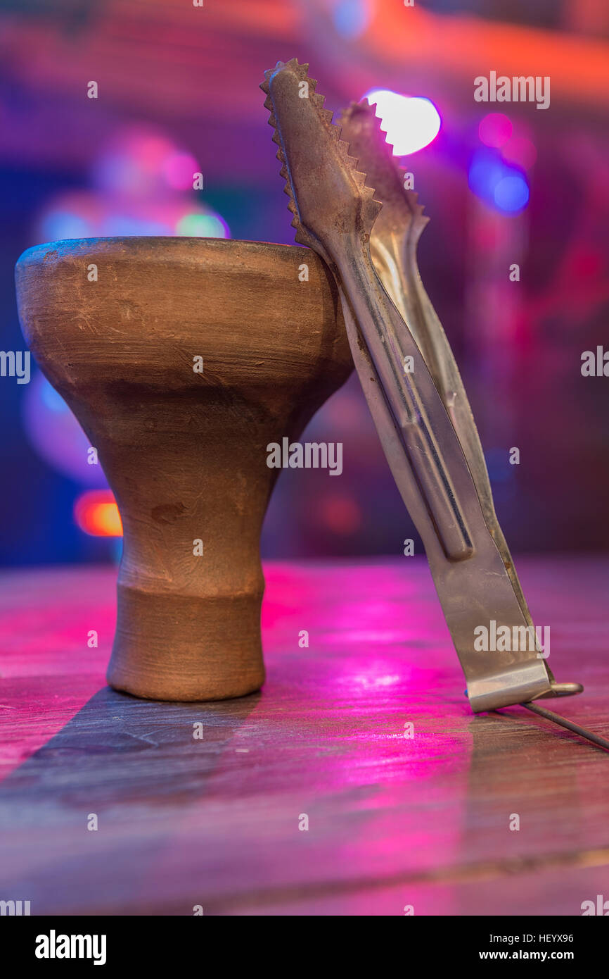 Tazza per narghilè e pinze per il carbone. Foto Stock