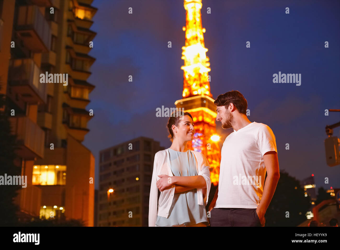 Coppia caucasica godendo sightseeing in Tokyo, Giappone Foto Stock