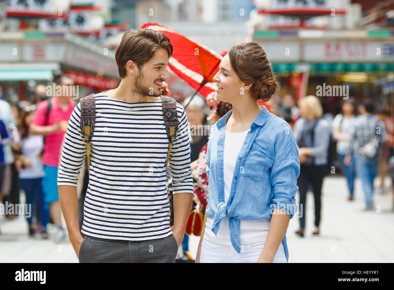 Coppia caucasica godendo sightseeing in Tokyo, Giappone Foto Stock