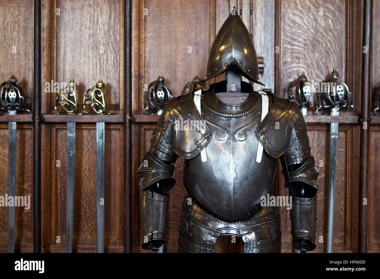 Knight armor spade tradizione acciaio protezione Armeria storica Foto Stock
