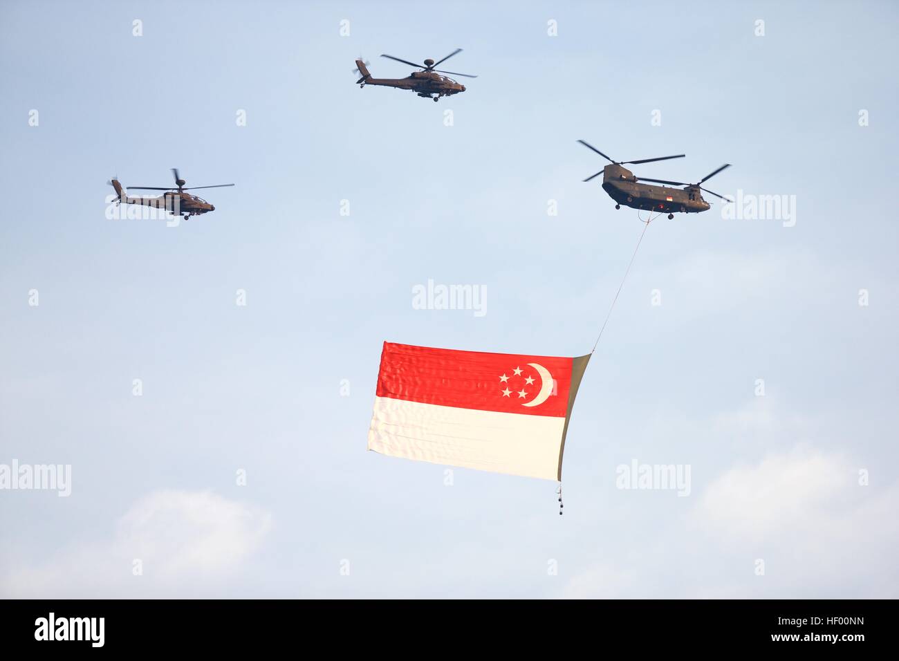 Singapore Giornata Nazionale elicotteri battenti bandiera air force orgoglio nazione celebrazione volo Foto Stock
