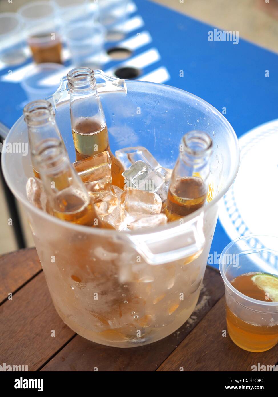 La birra secchiello ghiaccio chiara birra pong tavolo di legno aperto estate all'aperto Foto Stock