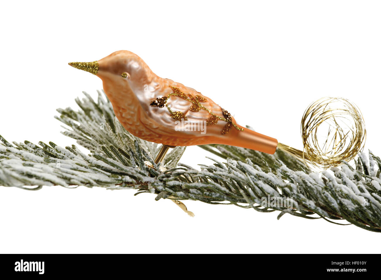 Il rame bird ornamento di Natale sulla coperta di neve ramo di abete Foto Stock