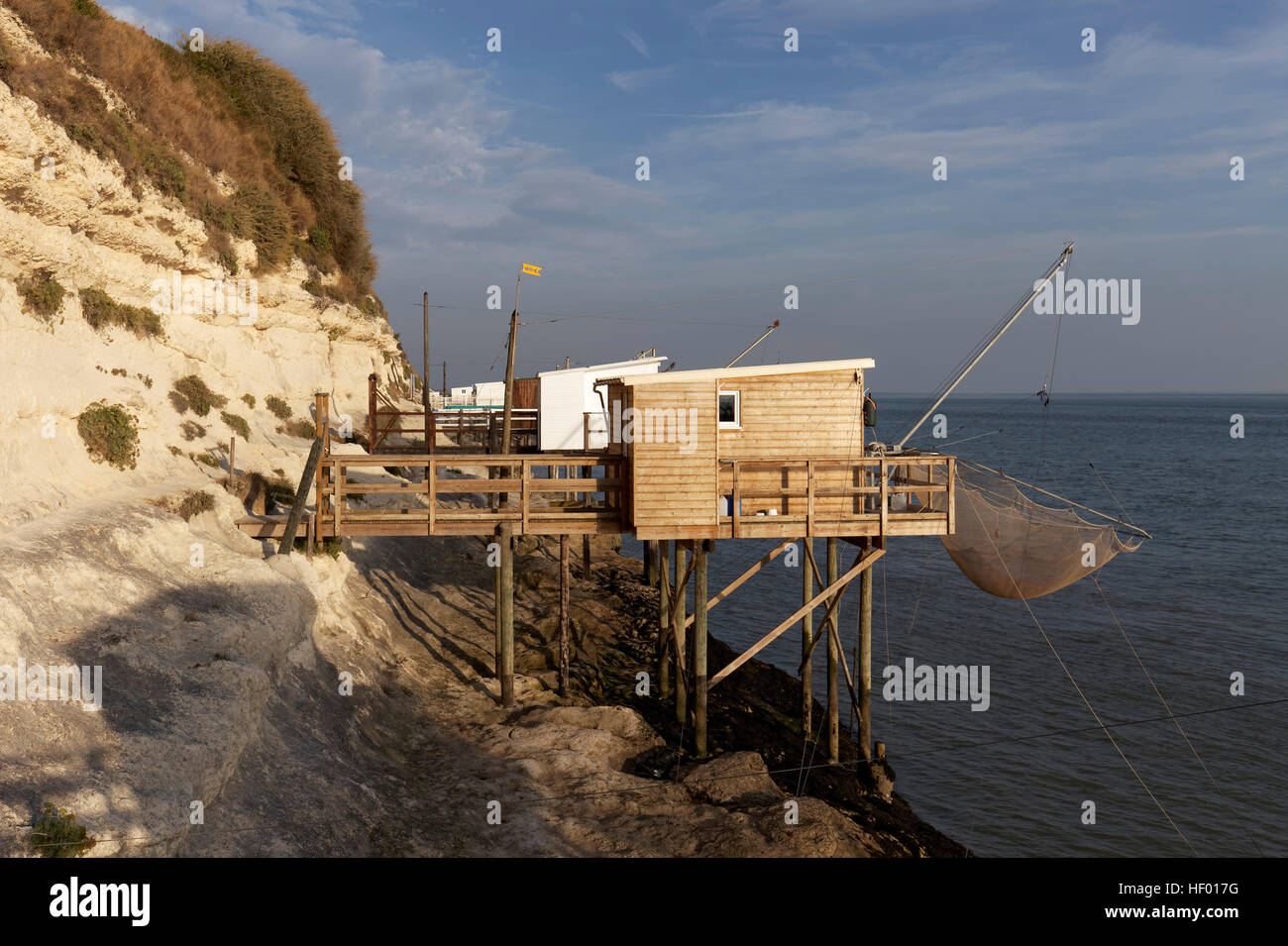 La pesca tradizionale di capanne costruite su palafitte con reti da pesca sulla riva, estuario Gironde, Meschers sur Gironde, Cote de Beaute Foto Stock
