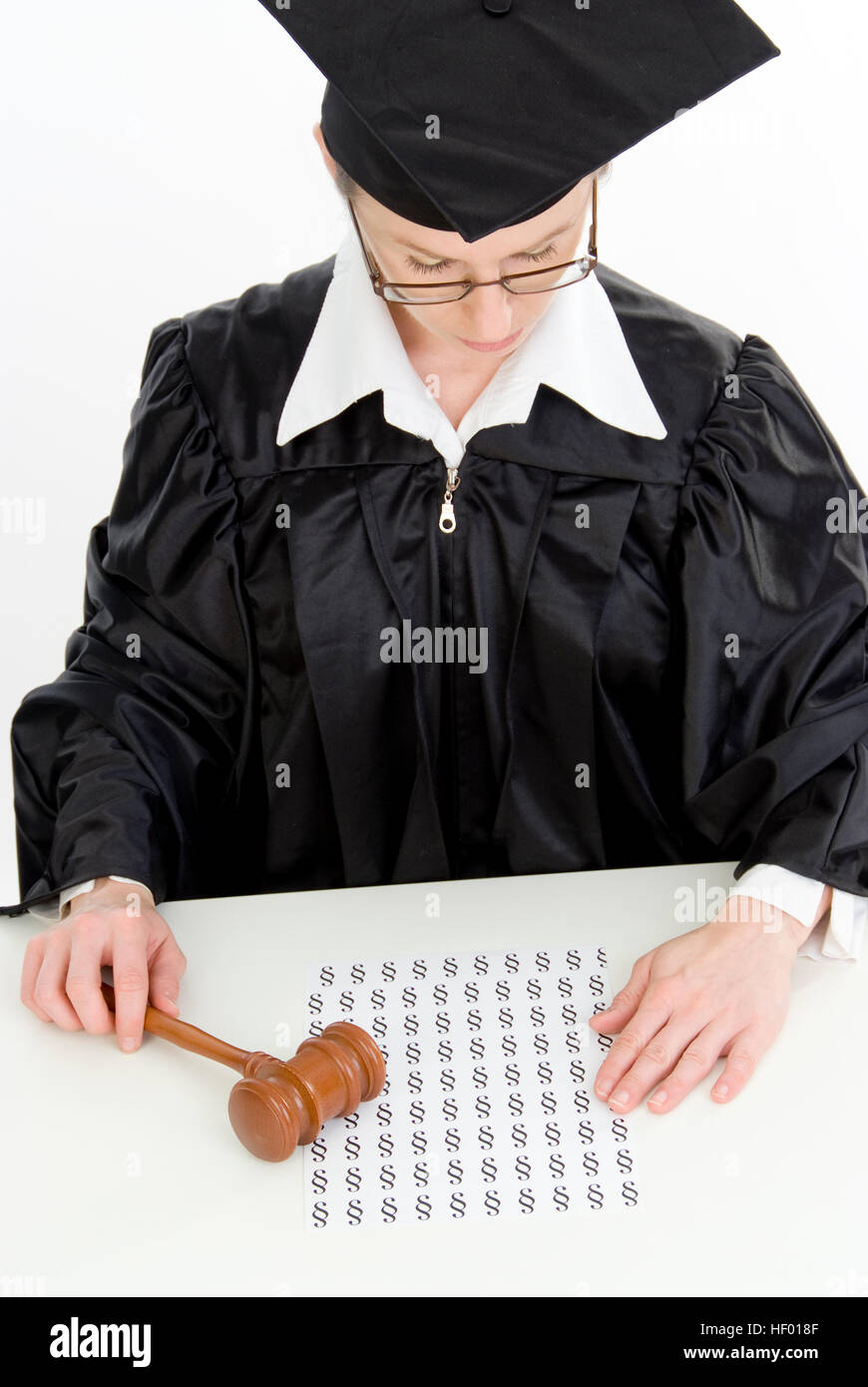 Giudice femmina lettura dei punti (giuridiche articoli) Foto Stock