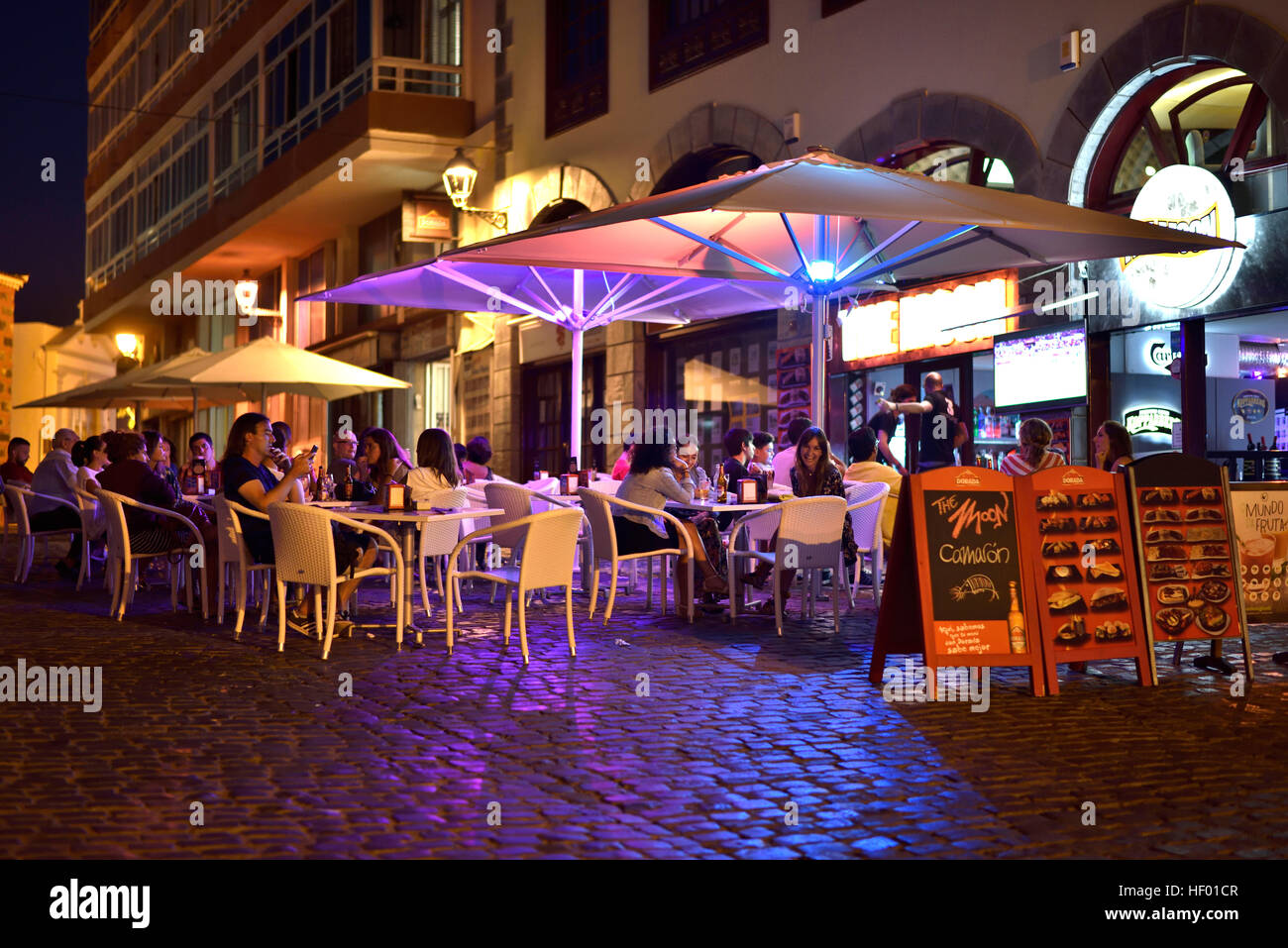 La vita notturna, patroni nel ristorante, Puerto de la Cruz, Tenerife, Isole Canarie, Spagna Foto Stock