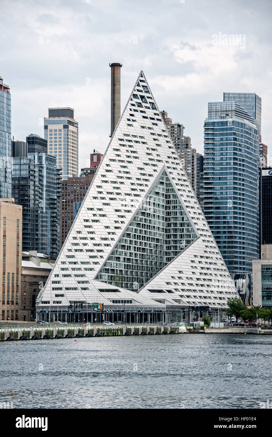 VIA 57 West, a forma di piramide edificio di appartamenti, con skyline, architetti Bjarke Ingels Group, il fiume Hudson, Hell's Kitchen Foto Stock