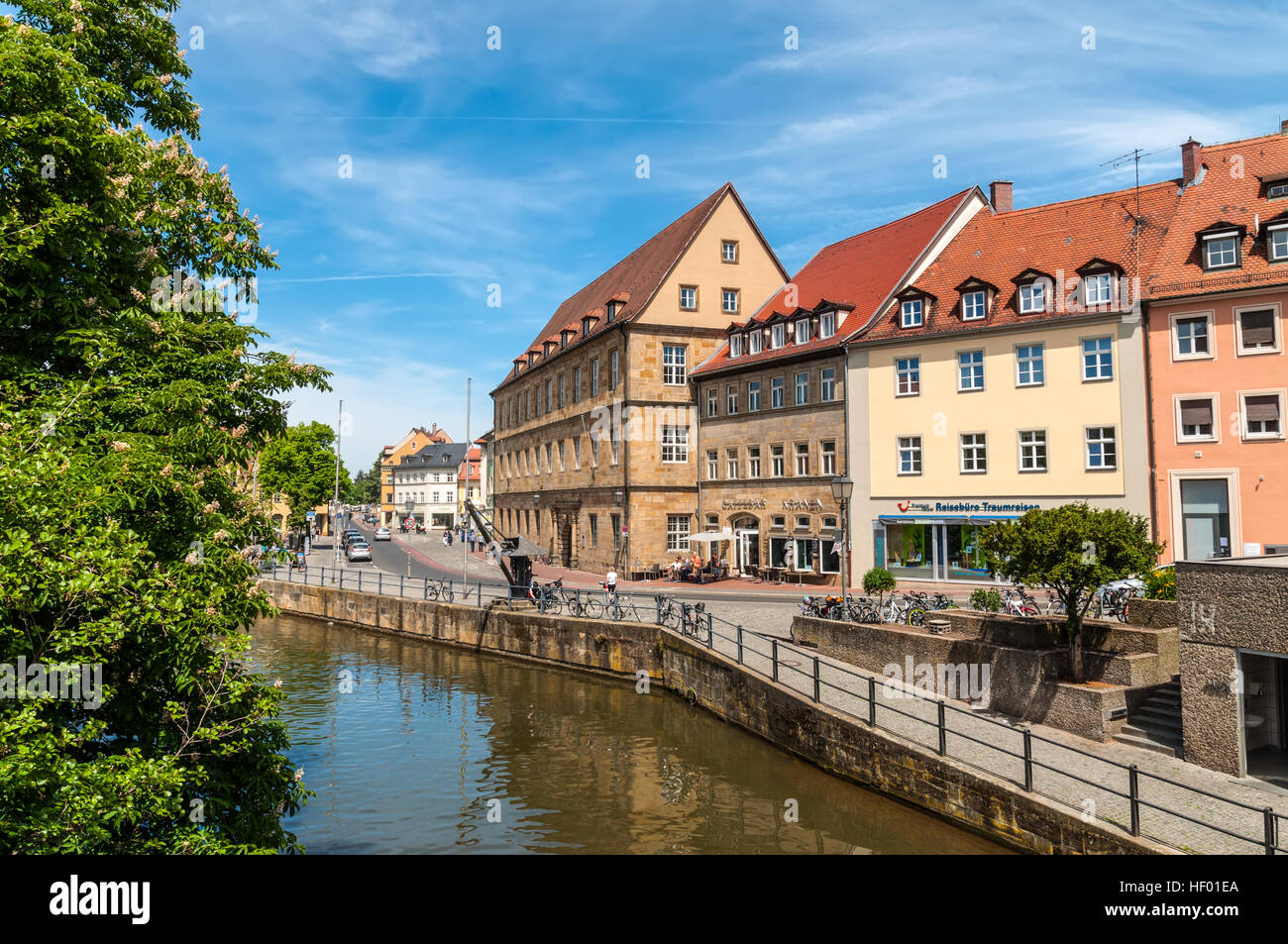 Panoramica vista di primavera con la fioritura di castagno della vecchia architettura del molo a Bamberg, Baviera, Germania Foto Stock