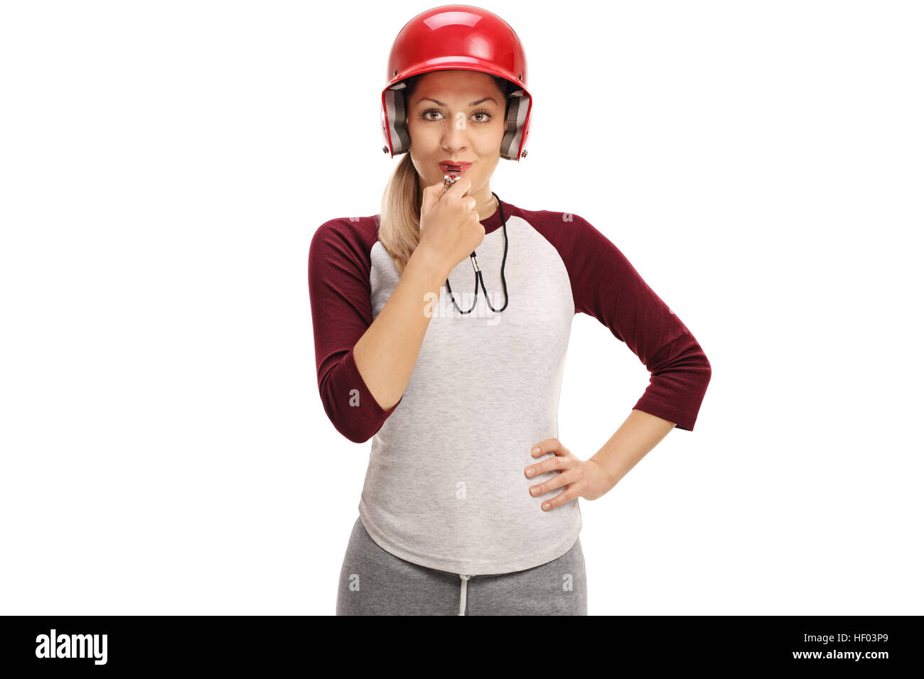 Femmina allenatore di baseball soffia un fischio isolato su sfondo bianco Foto Stock