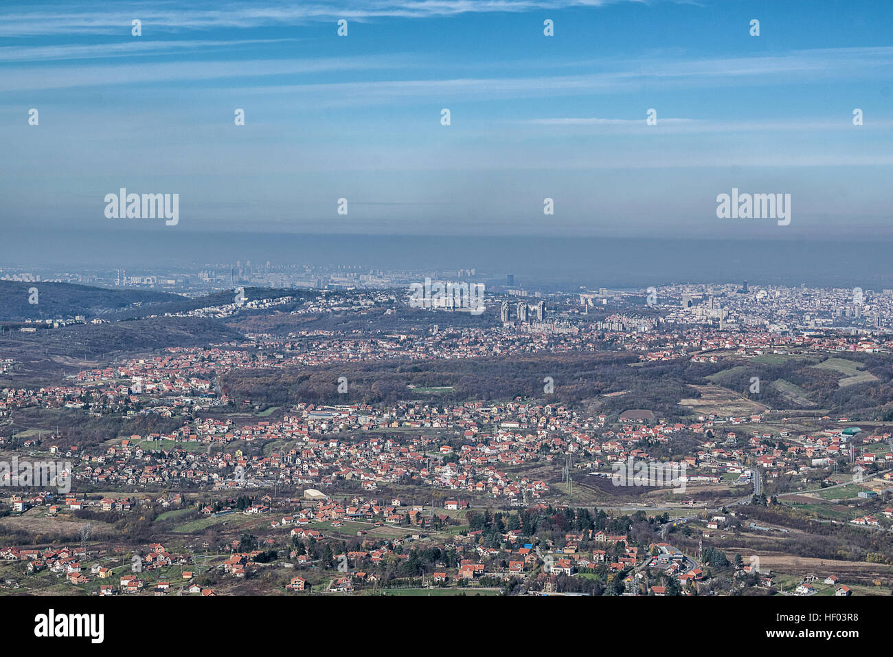 Vista sulla città e con belle parzialmente nuvoloso cielo blu da Avala mountain Foto Stock