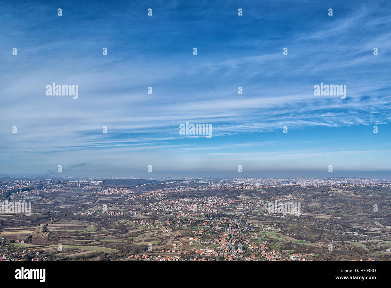 Vista sulla città e con belle parzialmente nuvoloso cielo blu da Avala mountain Foto Stock