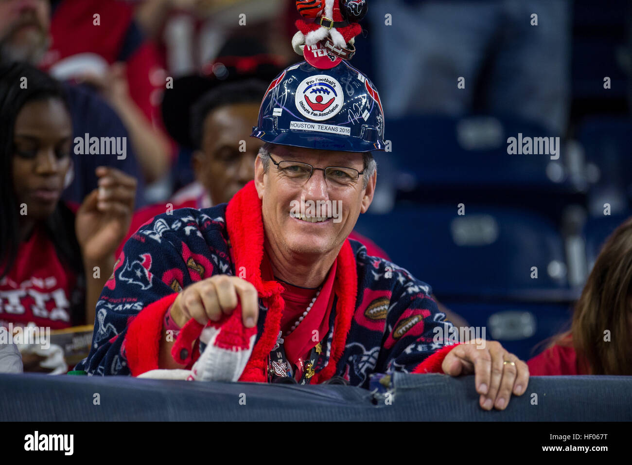 Houston, Texas, Stati Uniti d'America. 24 dicembre, 2016. A Houston Texans ventilatore prima di un gioco di NFL tra Houston Texans e Cincinnati Bengals a NRG Stadium di Houston, TX su dicembre 24th, 2016. © Trask Smith/ZUMA filo/Alamy Live News Foto Stock