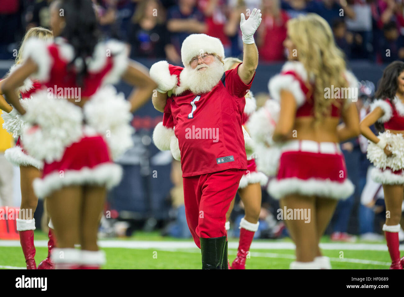 Houston, Texas, Stati Uniti d'America. 24 dicembre, 2016. Babbo Natale entra nel campo come il capitano onorario prima di un gioco di NFL tra Houston Texans e Cincinnati Bengals a NRG Stadium di Houston, TX su dicembre 24th, 2016. © Trask Smith/ZUMA filo/Alamy Live News Foto Stock