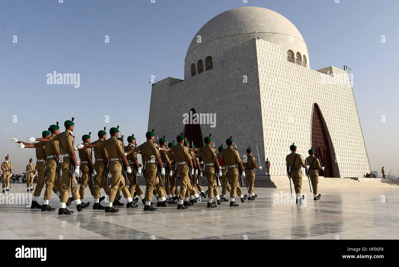 Karachi. 25 Dic, 2016. Esercito di cadetti marzo durante un evento per contrassegnare il centoquarantesimo anniversario della nascita del Pakistan il fondatore di Mohammad Ali Jinnah nel sud del Pakistan Karachi, 25 dicembre, 2016. © Arshad/Xinhua/Alamy Live News Foto Stock