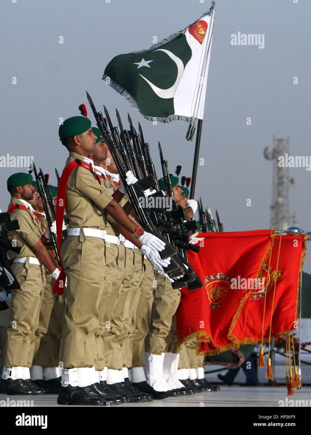 Karachi. 25 Dic, 2016. Esercito di cadetti partecipa a un evento per contrassegnare il centoquarantesimo anniversario della nascita del Pakistan il fondatore di Mohammad Ali Jinnah nel sud del Pakistan Karachi, 25 dicembre, 2016. © Arshad/Xinhua/Alamy Live News Foto Stock