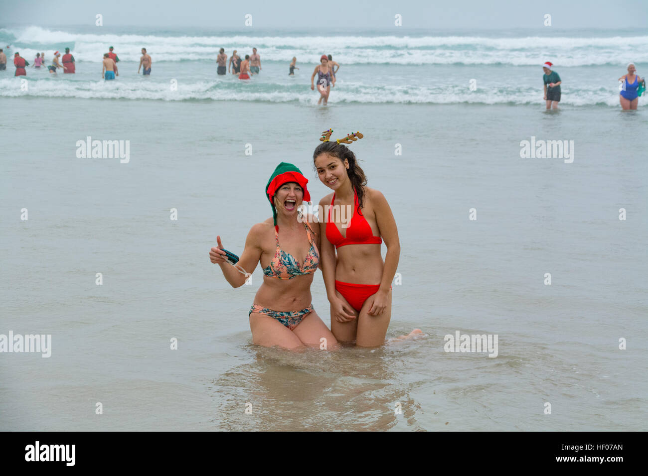 Sennen, Cornwall, Regno Unito. 25 Dic, 2016. Centinaia di persone hanno preso il mare per l'annuale del giorno di Natale nuotare a Sennen. Essa è stata di circa 12 gradi C fuori dall'acqua. © Simone Maycock/Alamy Live News Foto Stock