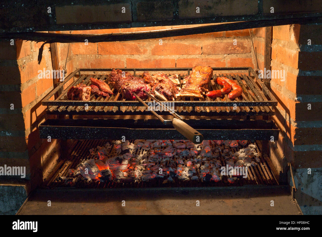 In casa 'asado a la parrilla' (Barbecue sulla griglia), semplice barbecue  consistente assortimento di carni bovine, costolette e salsicce su un grill  all'aperto, Paraguay Foto stock - Alamy