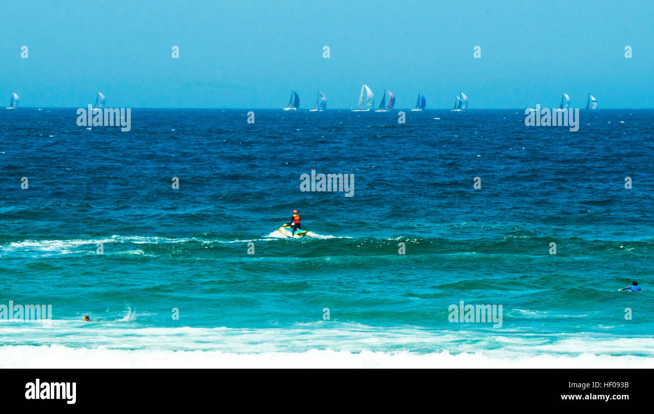 Sydney, Australia. 26 dicembre, 2016. Il piccolo yachts come visto da di Maroubra Beach come essi a testa in giù a sud della Australian costa est verso Hobart, Tasmania © Simonito Tecson/Alamy Live News Foto Stock