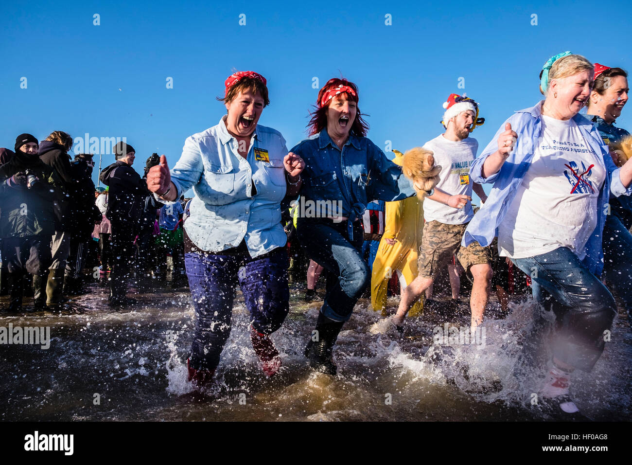 Hardy anime a prendere il mare del Nord in fancy dress in Sunderland annuali di Boxing Day Dip. Il dip è disposto dal Sunderland Lions Club e solleva i soldi per la carità. (C) Paolo Swinney/Alamy Live News Foto Stock